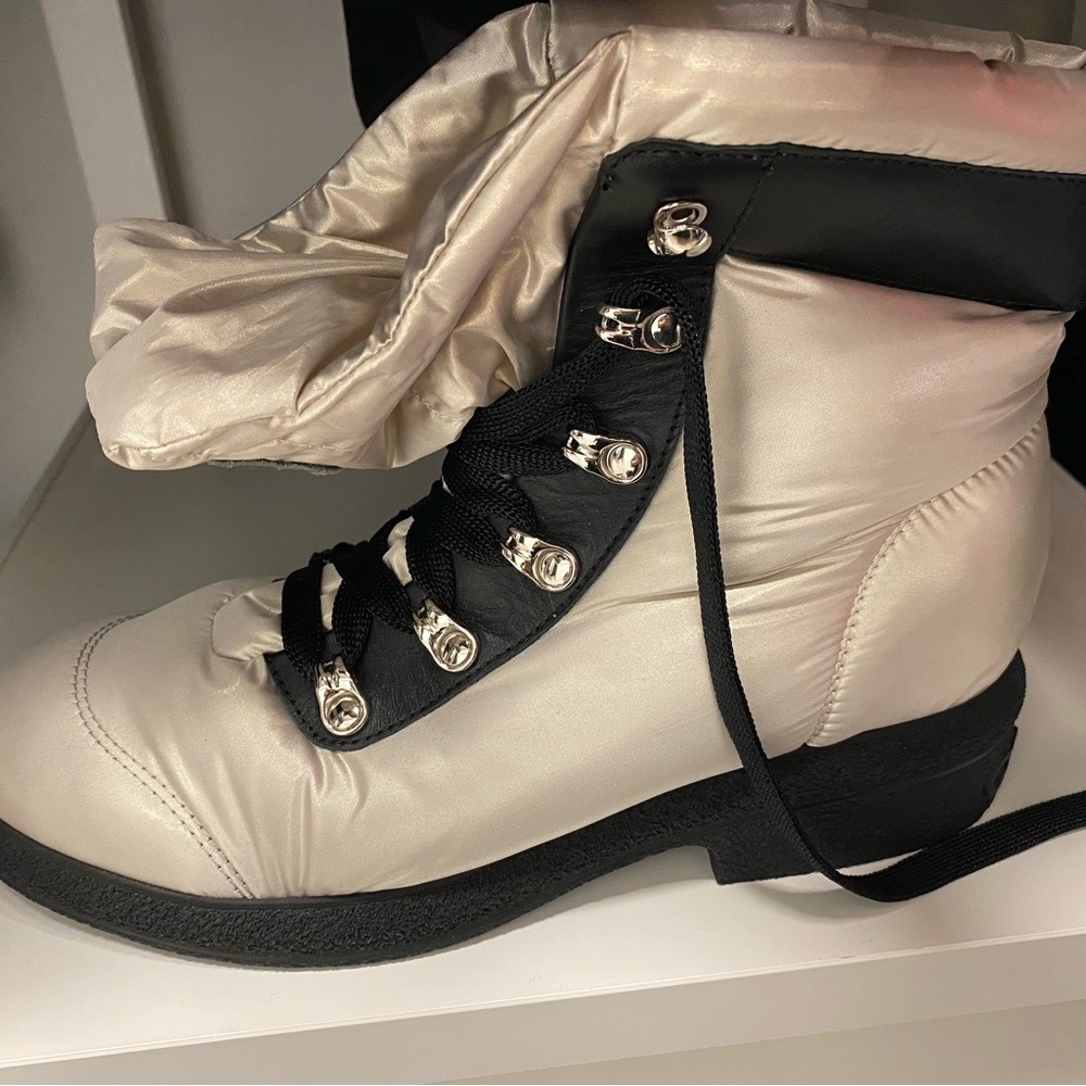 Boots winter Chanel Coco Neige. New never worn. Authentics